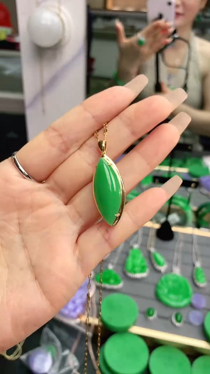 翡翠18K金镶嵌颈饰赠礼盒证书