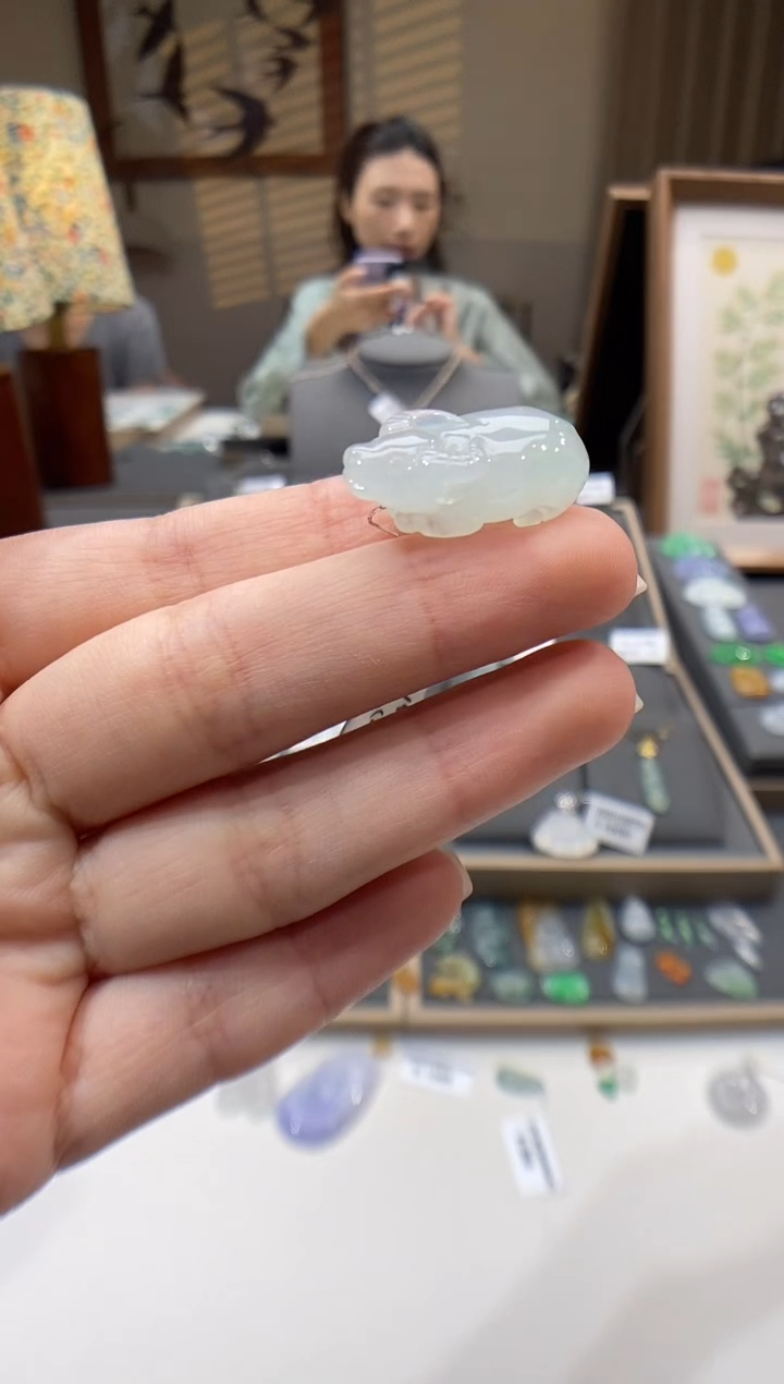 翡翠未镶嵌颈饰牛