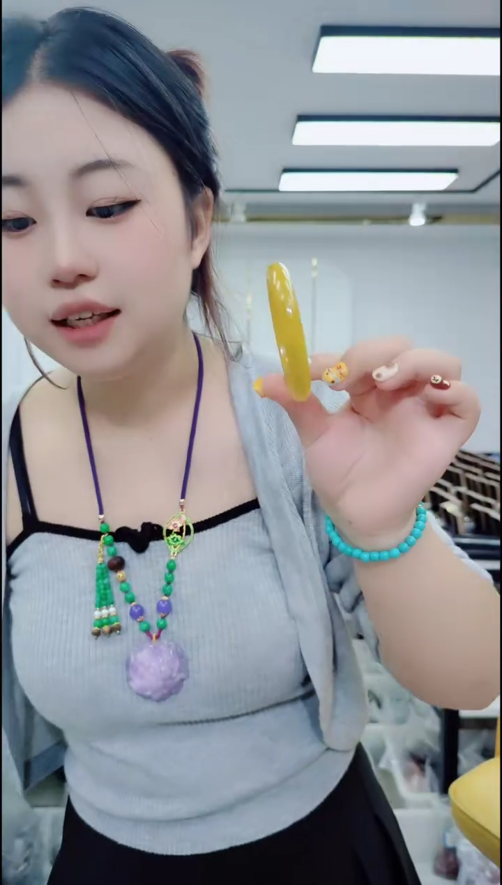 树脂制品l****丹0243黄色手镯