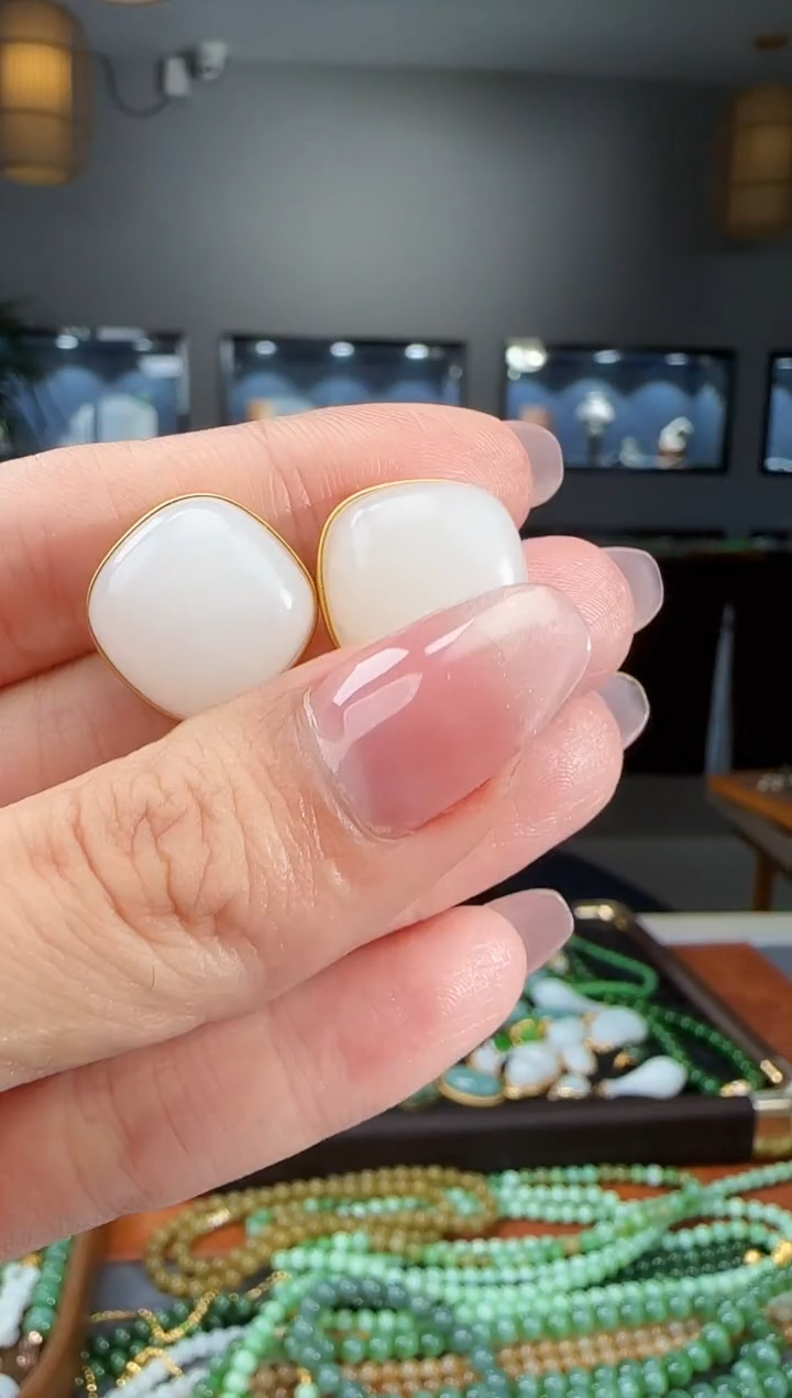 18K金镶嵌和田玉耳饰1