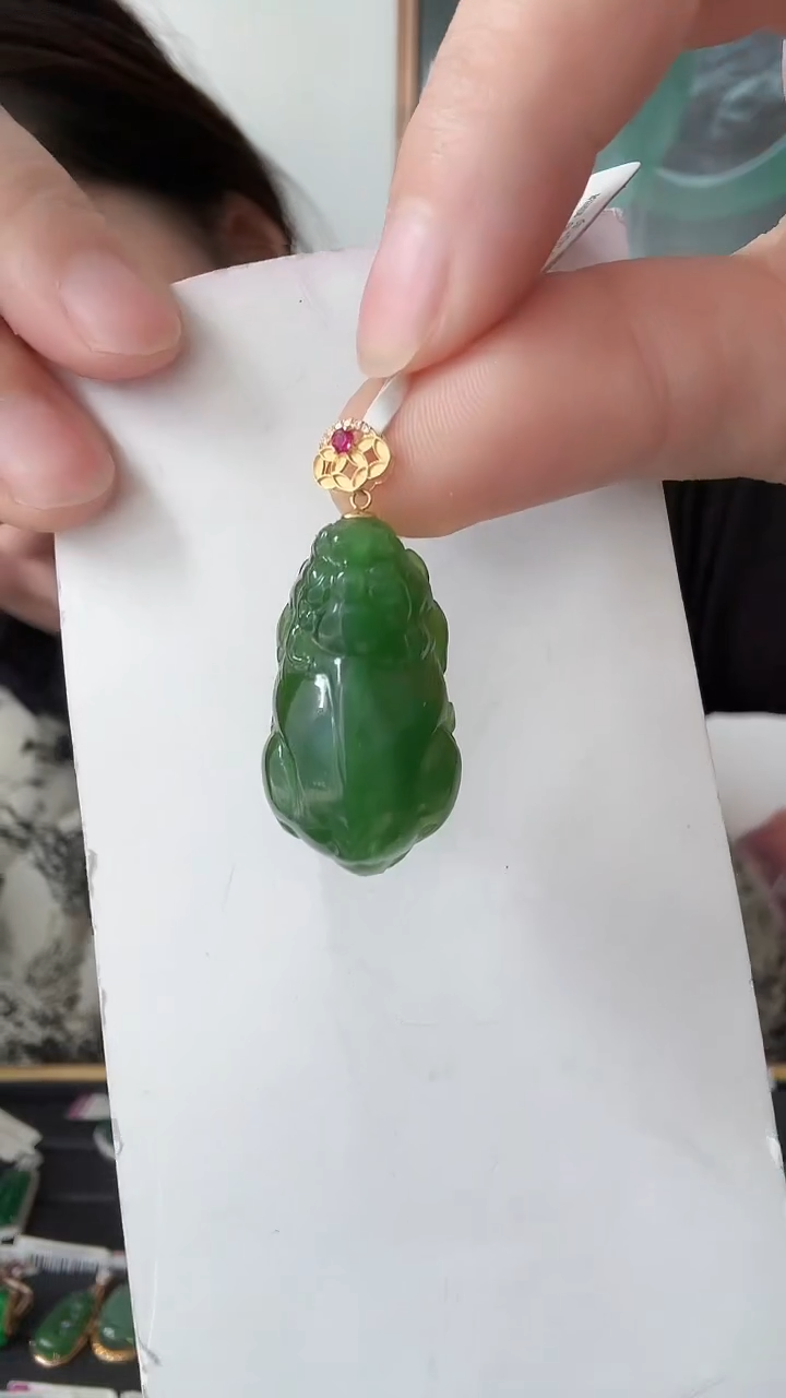 颈饰18K金镶嵌和田玉荣倩