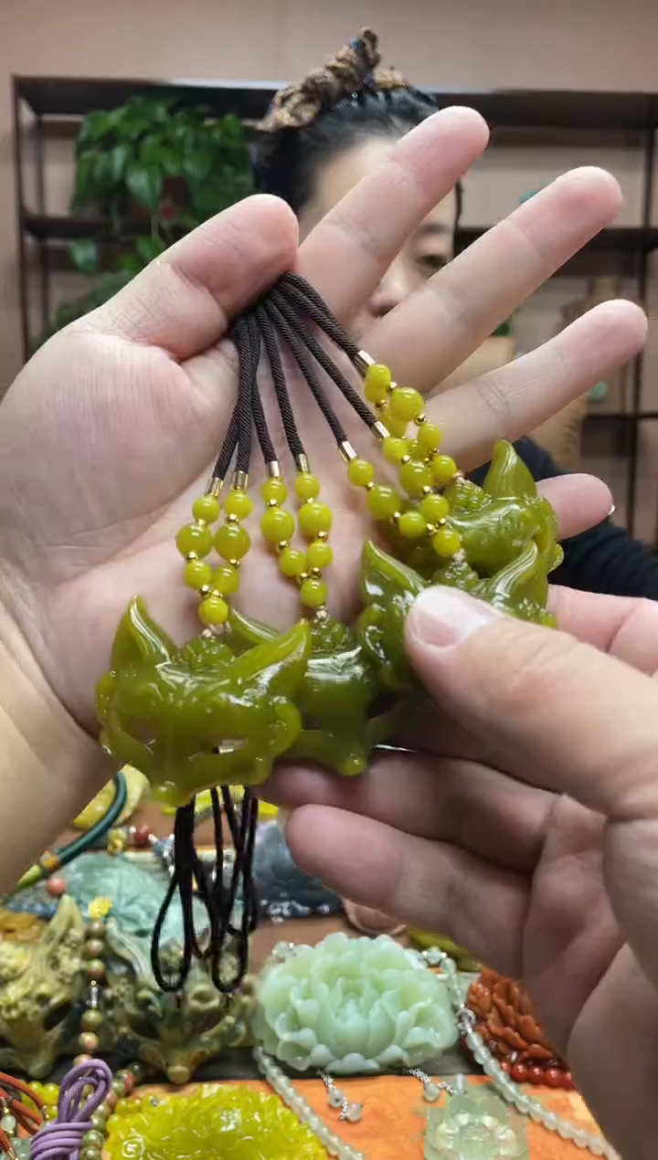 未镶嵌岫玉吊坠多样性发货发其中之一