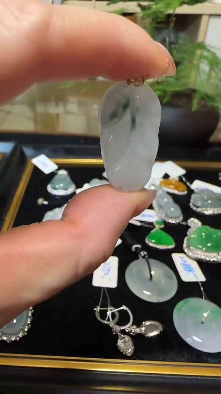 【闪购商品】翡翠吊坠(不含链)18K金镶嵌天然缅甸翡翠飘蓝花叶子