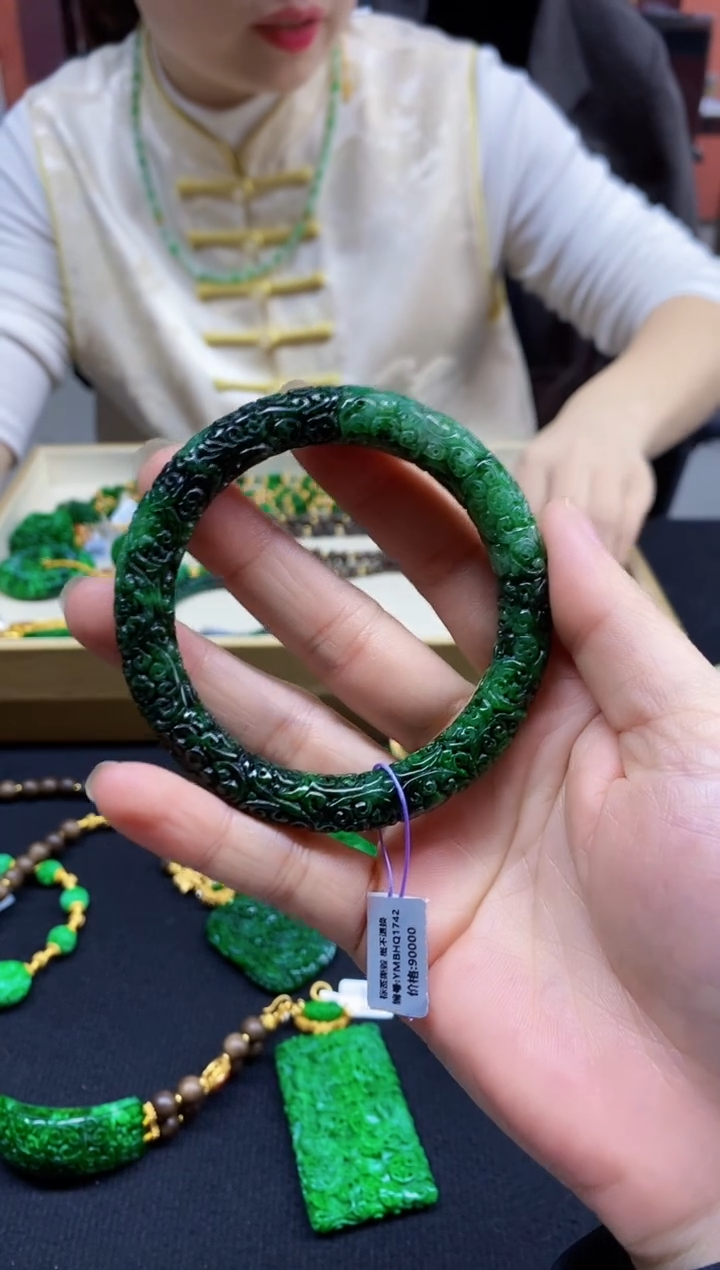 颈饰未镶嵌翡翠手镯57