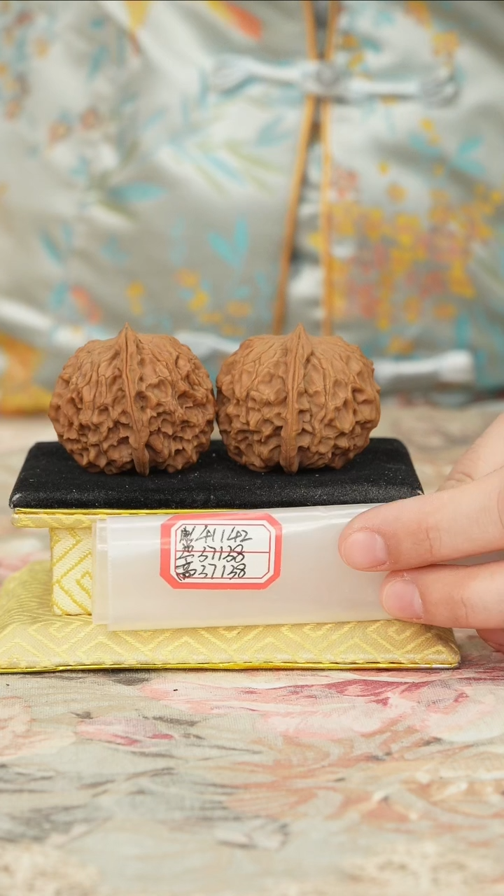 【闪购商品】文玩核桃把件非嫁接元宝有修