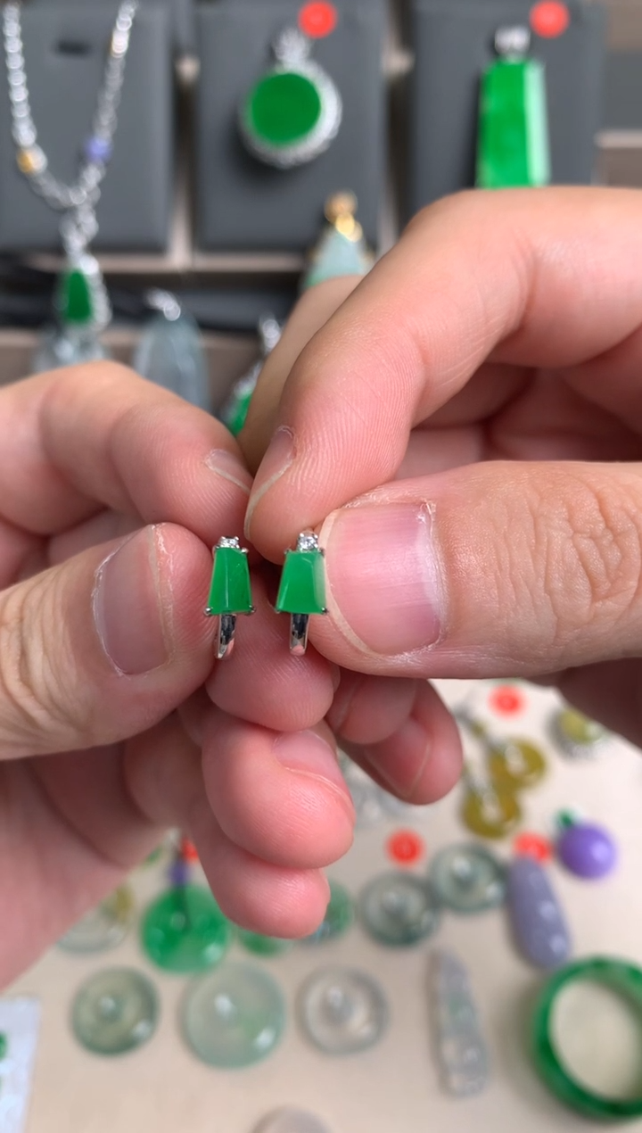 18K金镶嵌翡翠耳饰翡翠