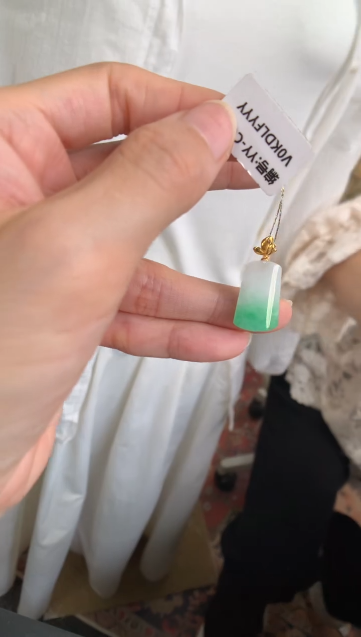 翡翠18K金镶嵌颈饰无事牌