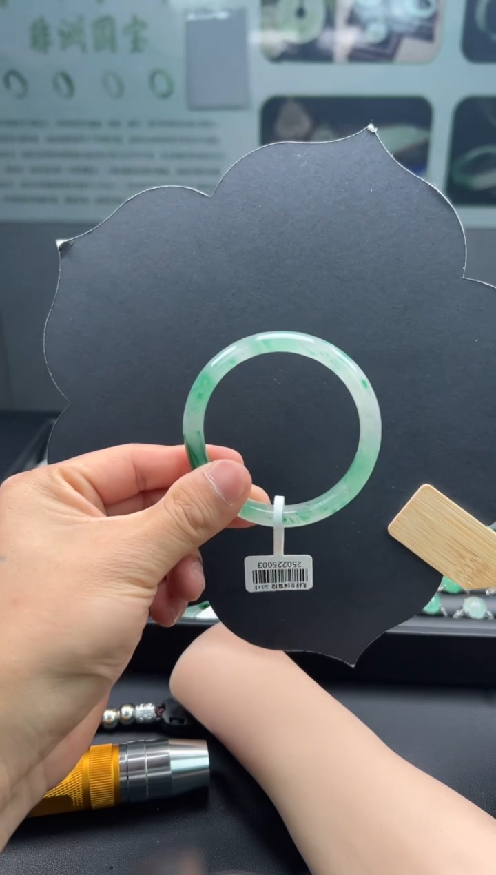 【闪购商品】石英质玉手镯未镶嵌55