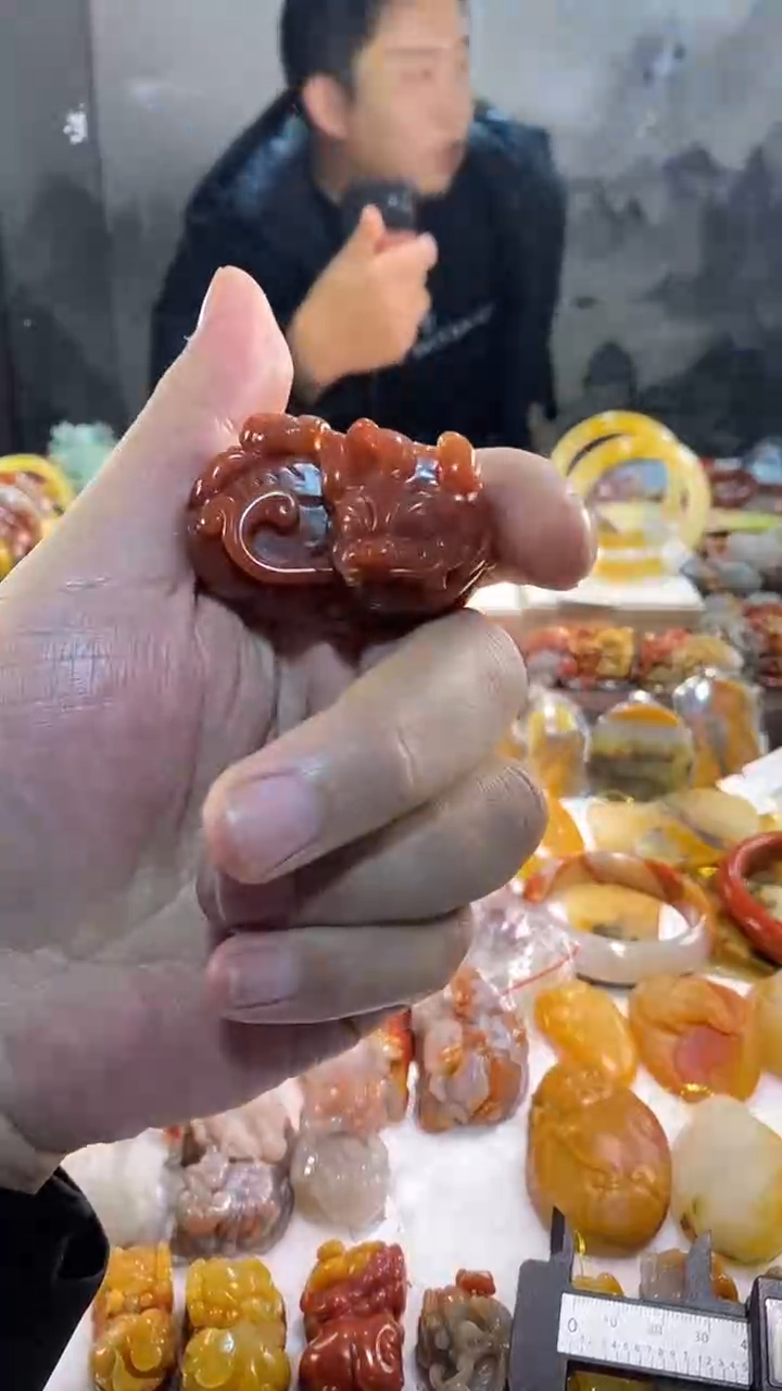 未镶嵌石英质玉吊坠红色貔貅吊坠