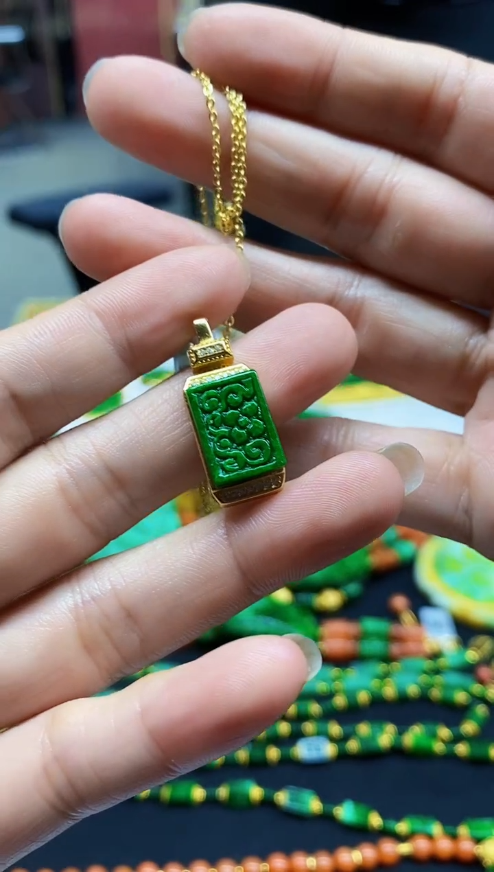 颈饰未镶嵌翡翠吊坠