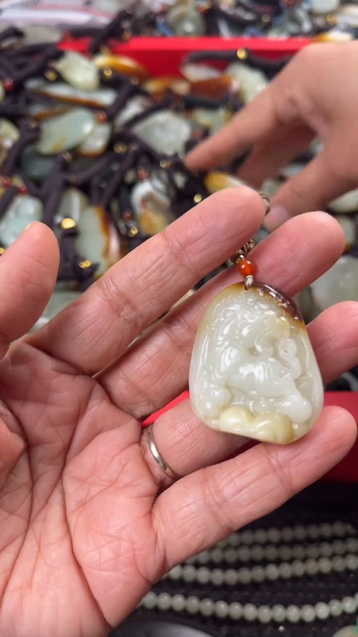【闪购商品】和田玉颈饰未镶嵌多样性发货没有证书拍一发一有瑕