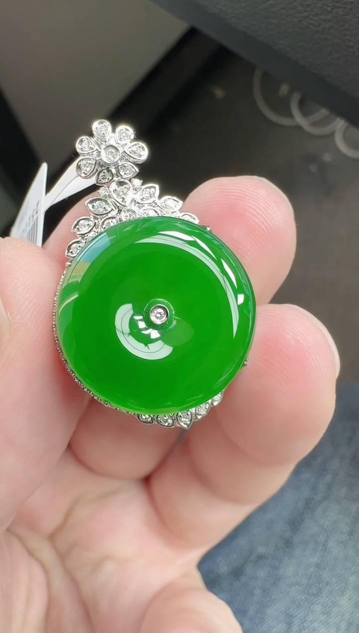 颈饰18K金镶嵌翡翠寄售回流，24小时鉴赏期