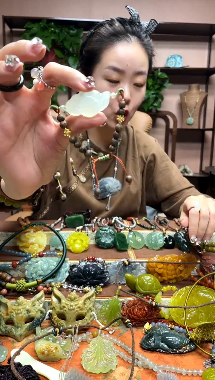 未镶嵌岫玉颈饰·