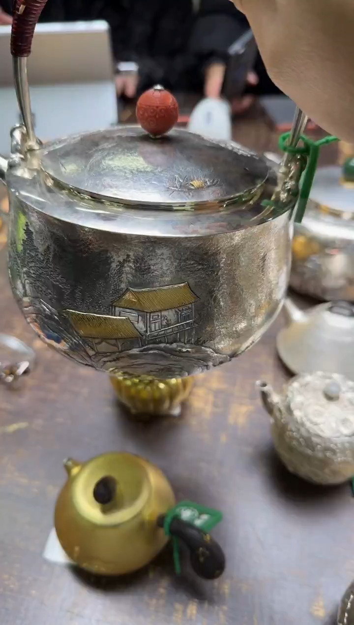 清*得呆坐浮雕錾刻嵌金秋山待渡提梁煮水壶