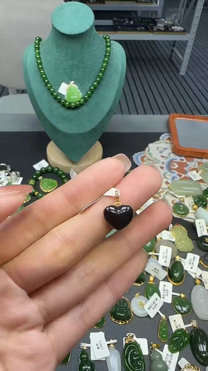 18K金镶嵌和田玉挂件1