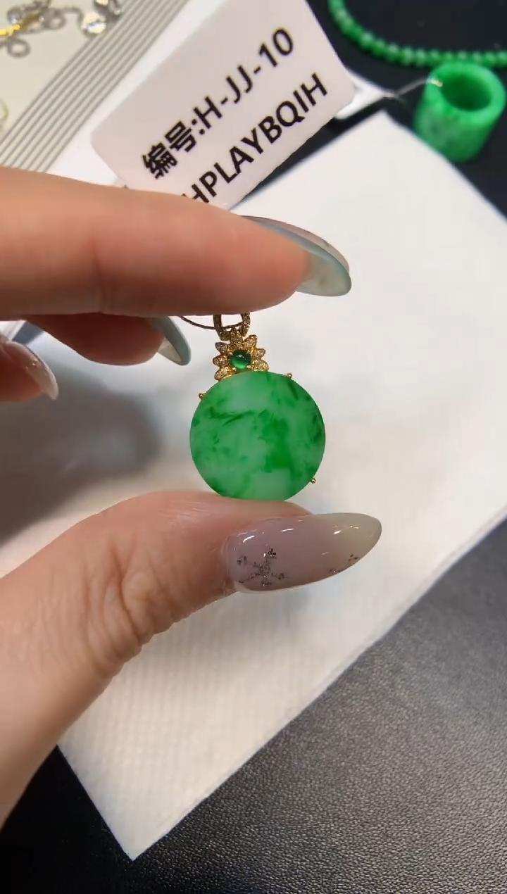 颈饰18K金镶嵌翡翠无事牌