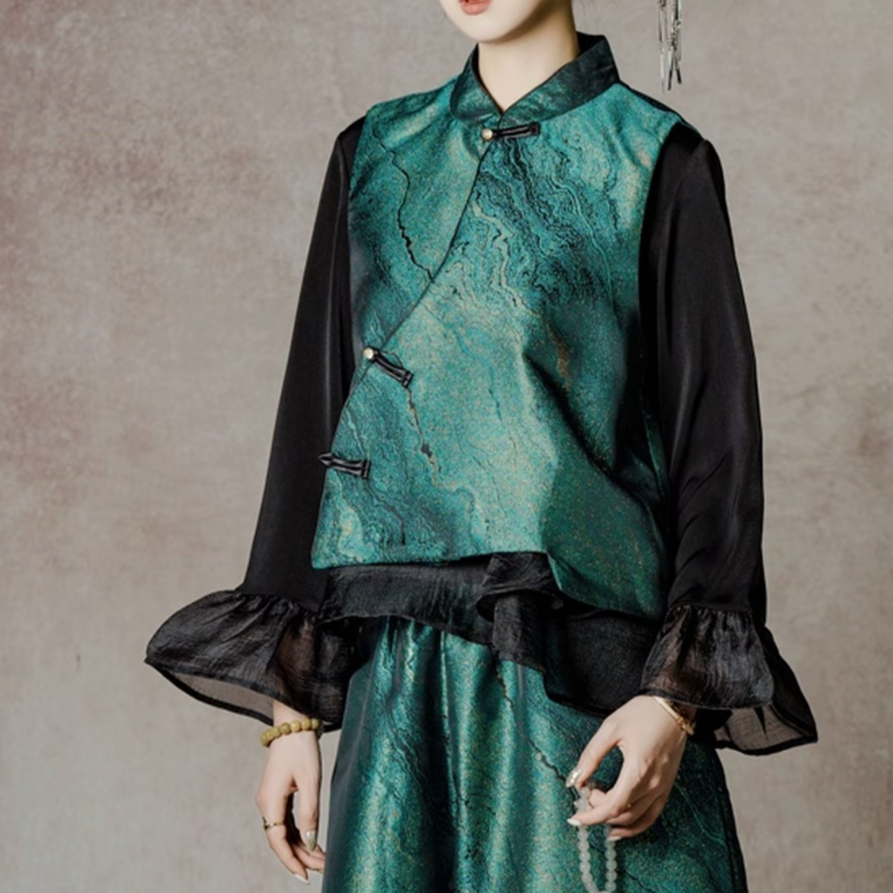 【只此青绿】BF32932鎏金沙漠孔雀蓝刺绣不规则门襟马甲