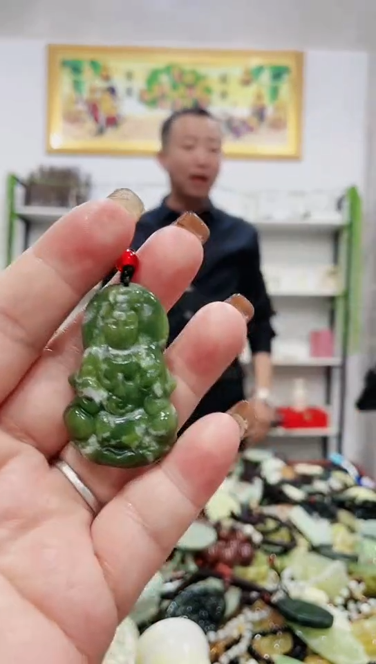 未镶嵌蛇纹石玉吊坠     