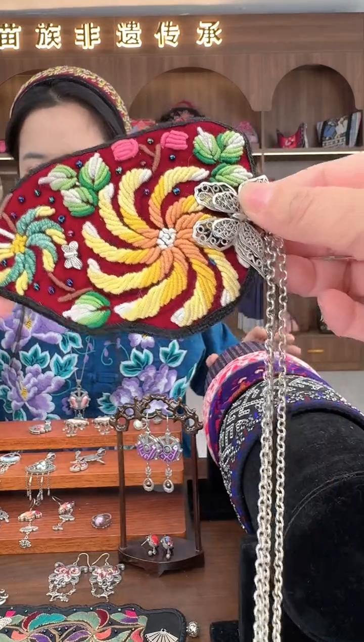 【闪购商品】织绣扶光苗绣传承131