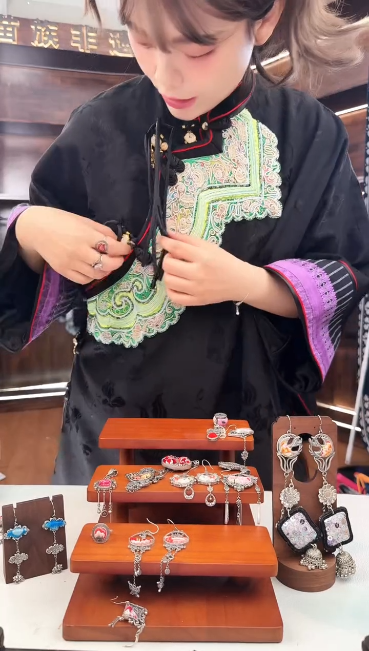 【闪购商品】织绣L121蚩梦苗族古绣