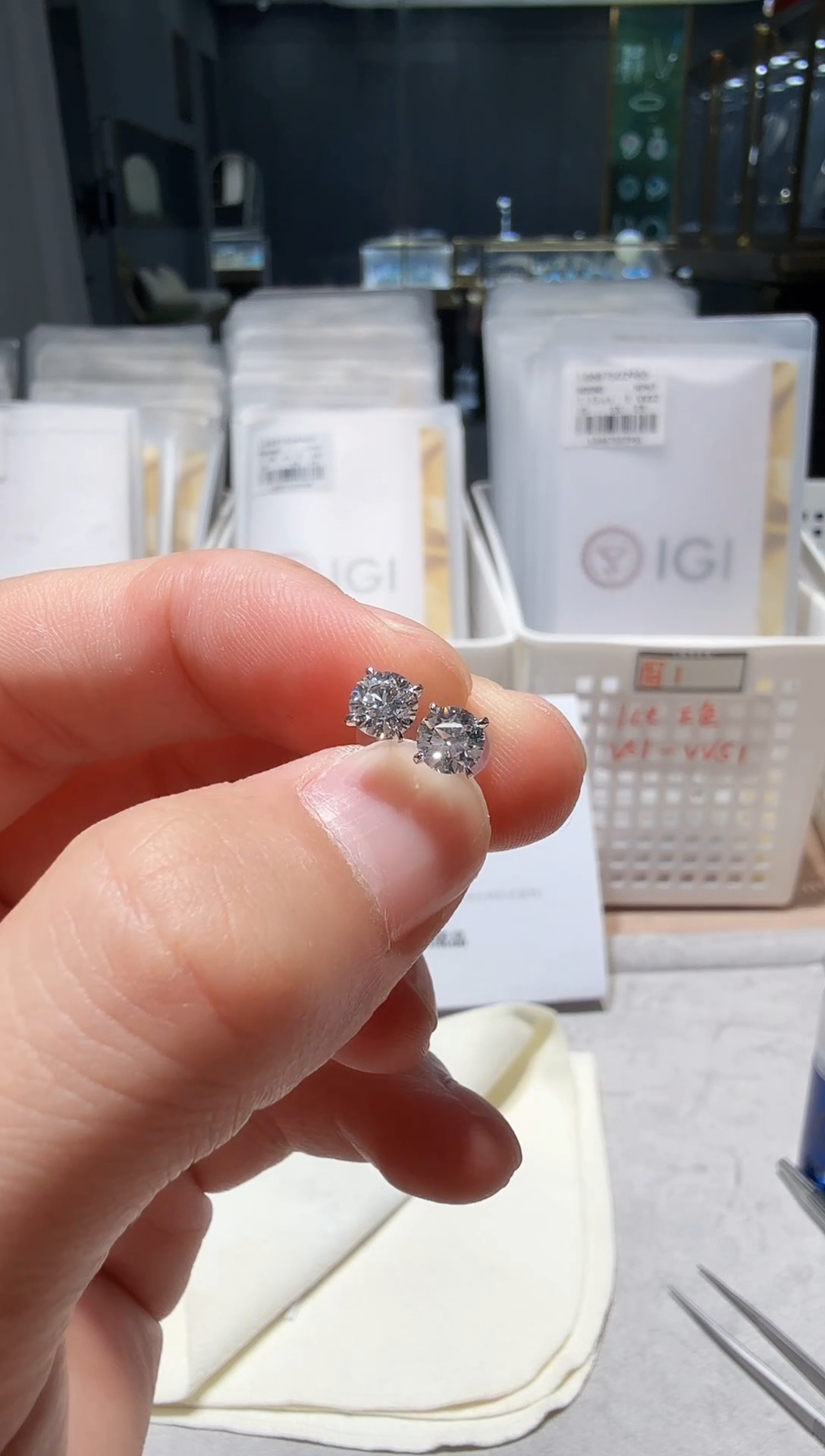 18K金镶嵌实验室培育钻石耳饰18K金耳钉 单钻耳钉