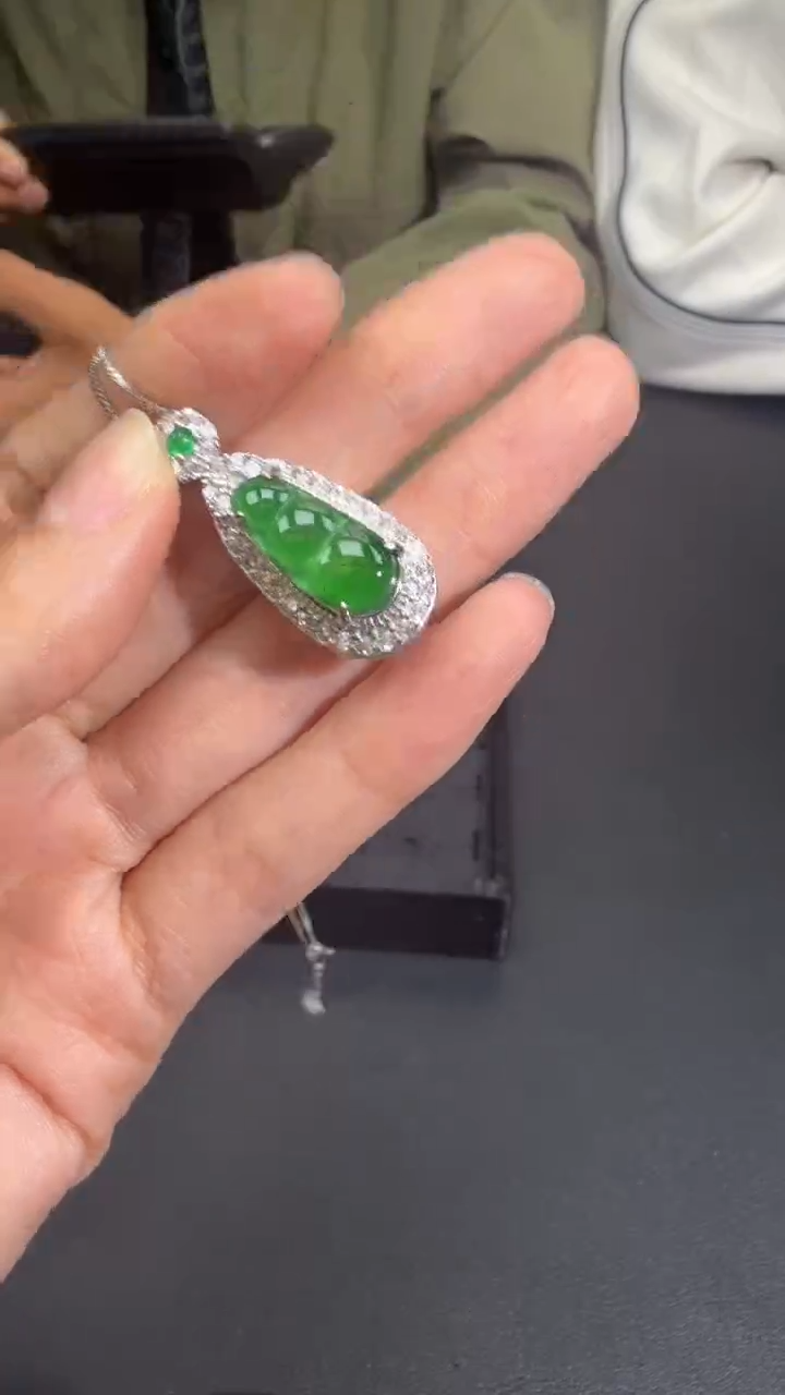 未镶嵌定制翡翠翡翠A货有轻微色差属于正常现象，吊坠多样性发货1