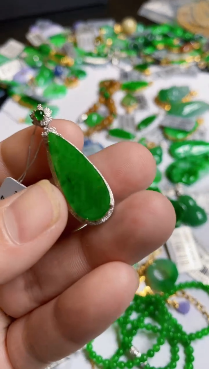 【闪购商品】翡翠颈饰18K金镶嵌吊坠