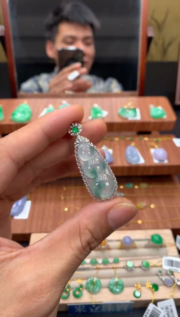 颈饰18K金镶嵌翡翠豆子