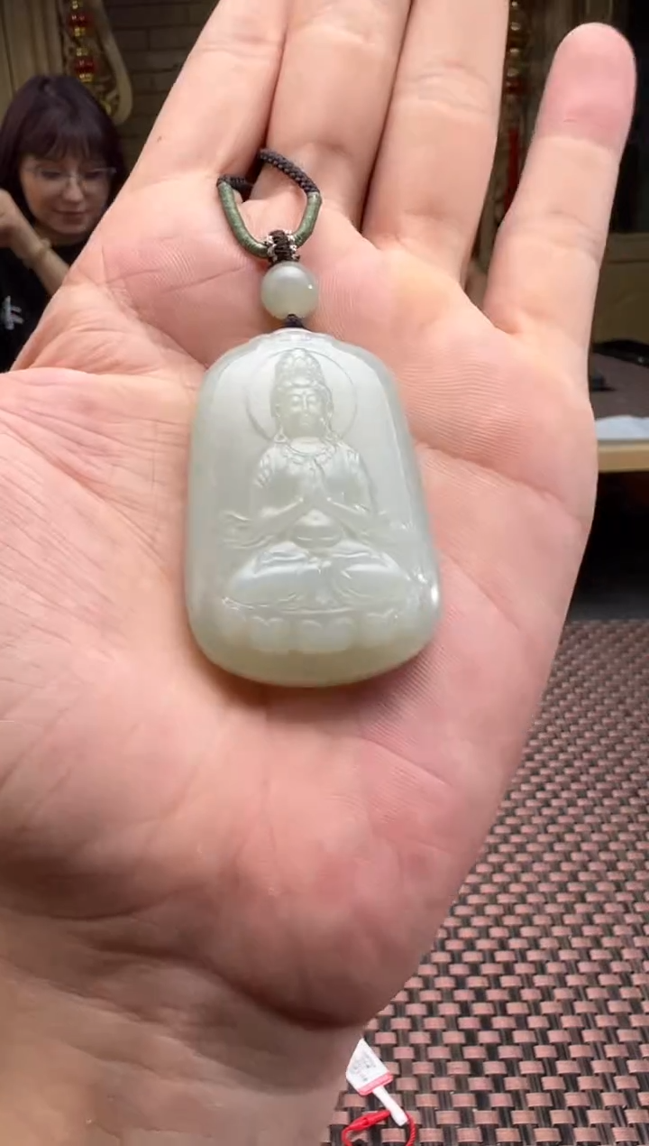 吊坠(赠链)未镶嵌和田玉且末料青白玉吊坠