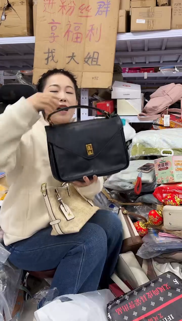 PVC点点小红心 没关注的关注一下主播