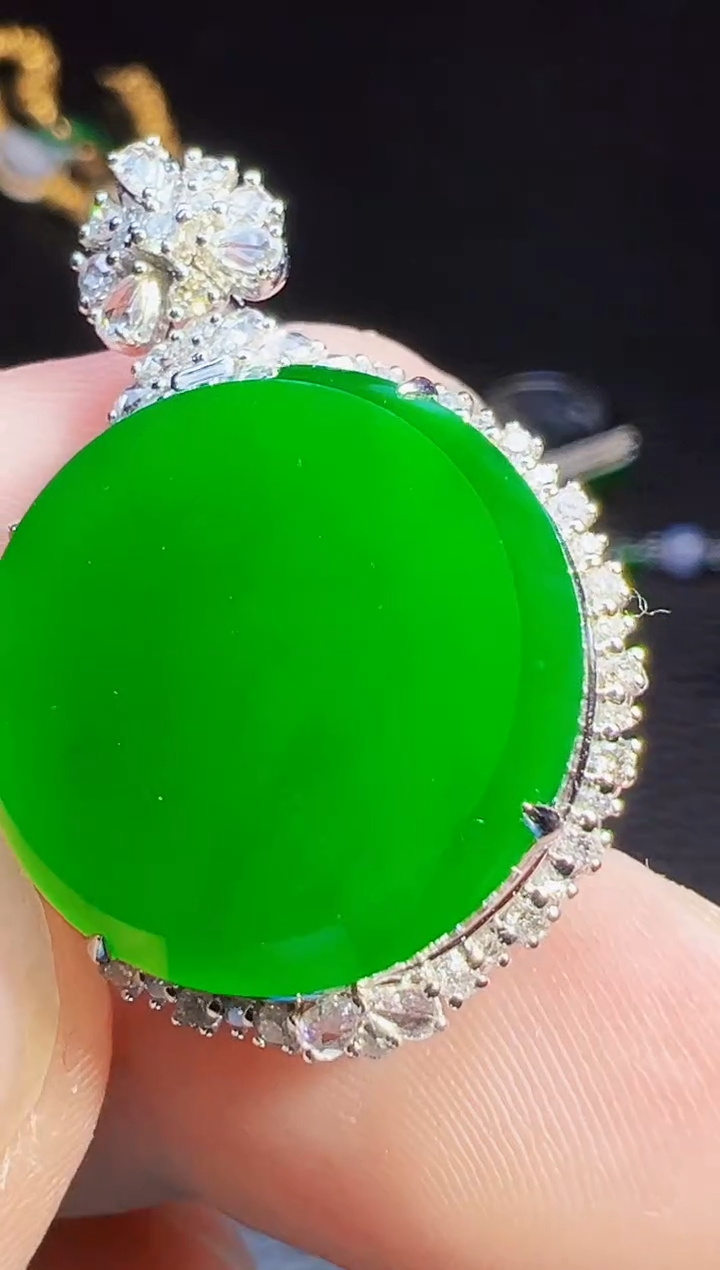 颈饰18K金镶嵌翡翠漫****Y翡翠