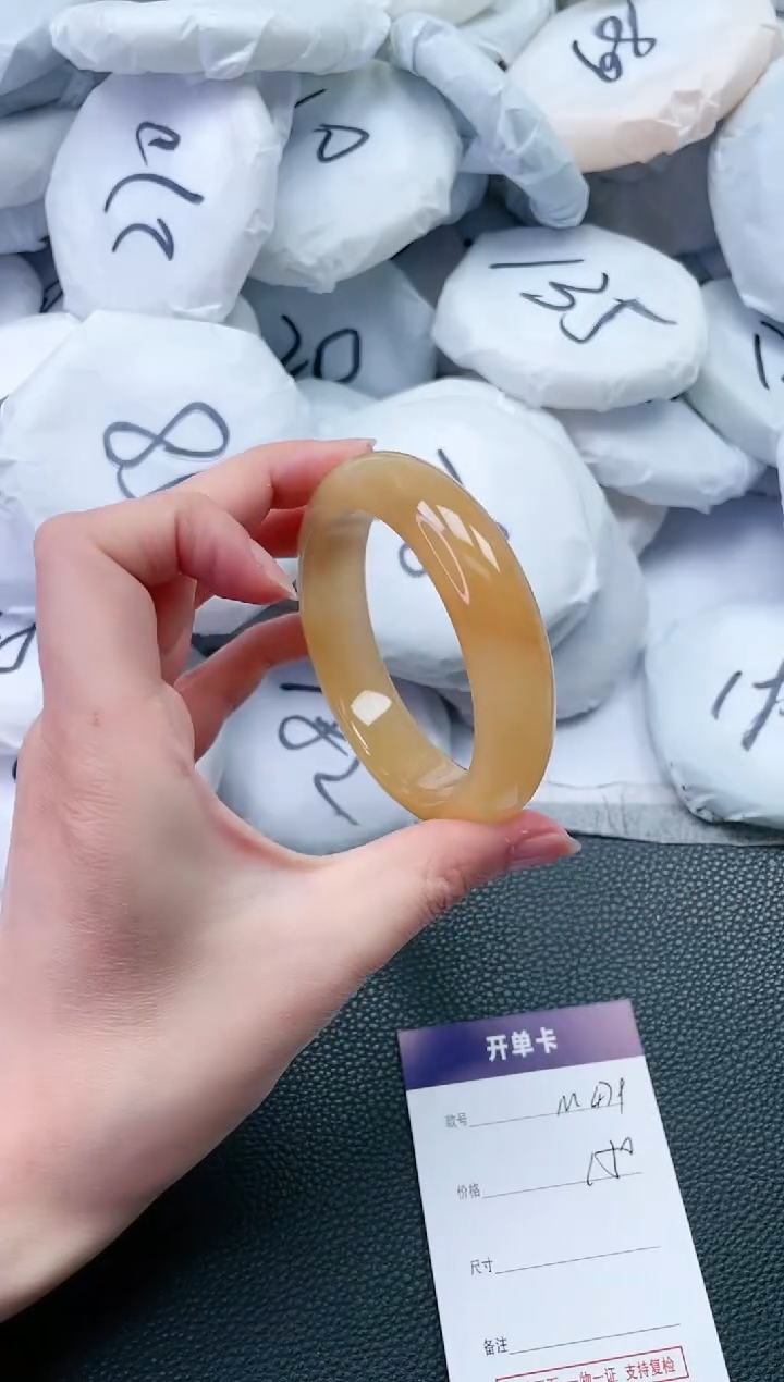 【闪购商品】石英质玉手镯未镶嵌M479