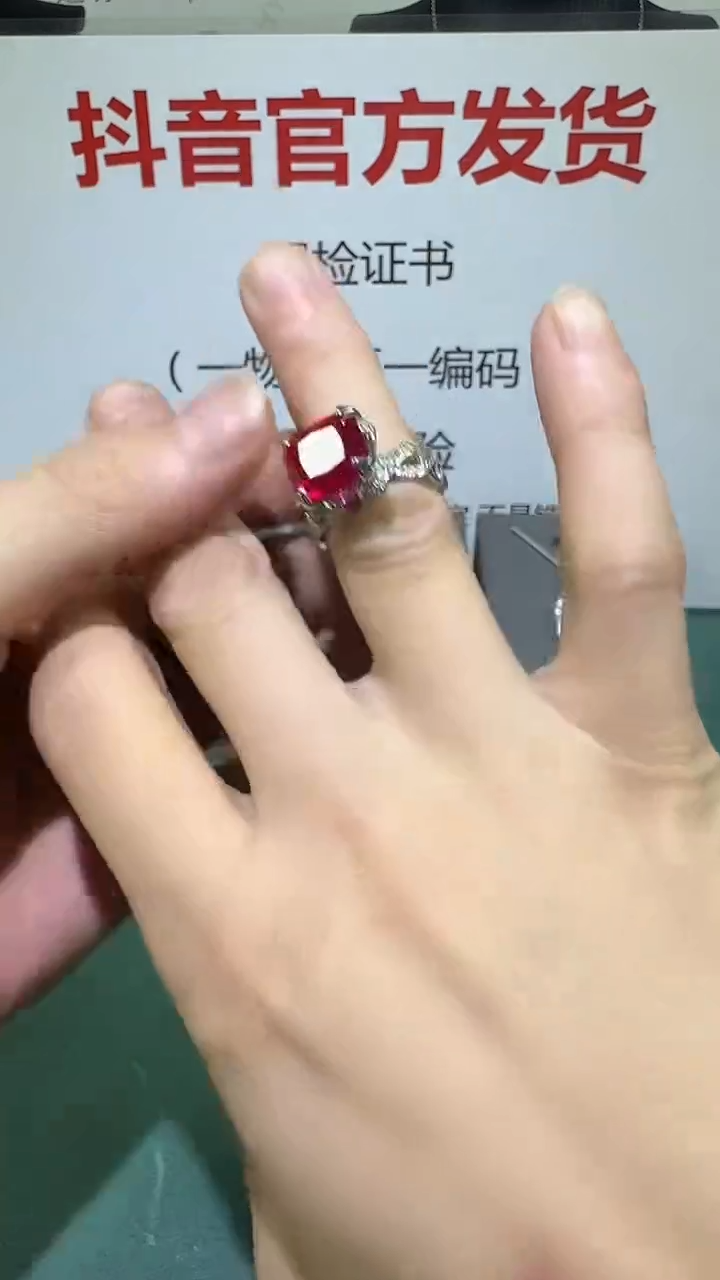 吊坠(赠链)18K金镶嵌红宝石1
