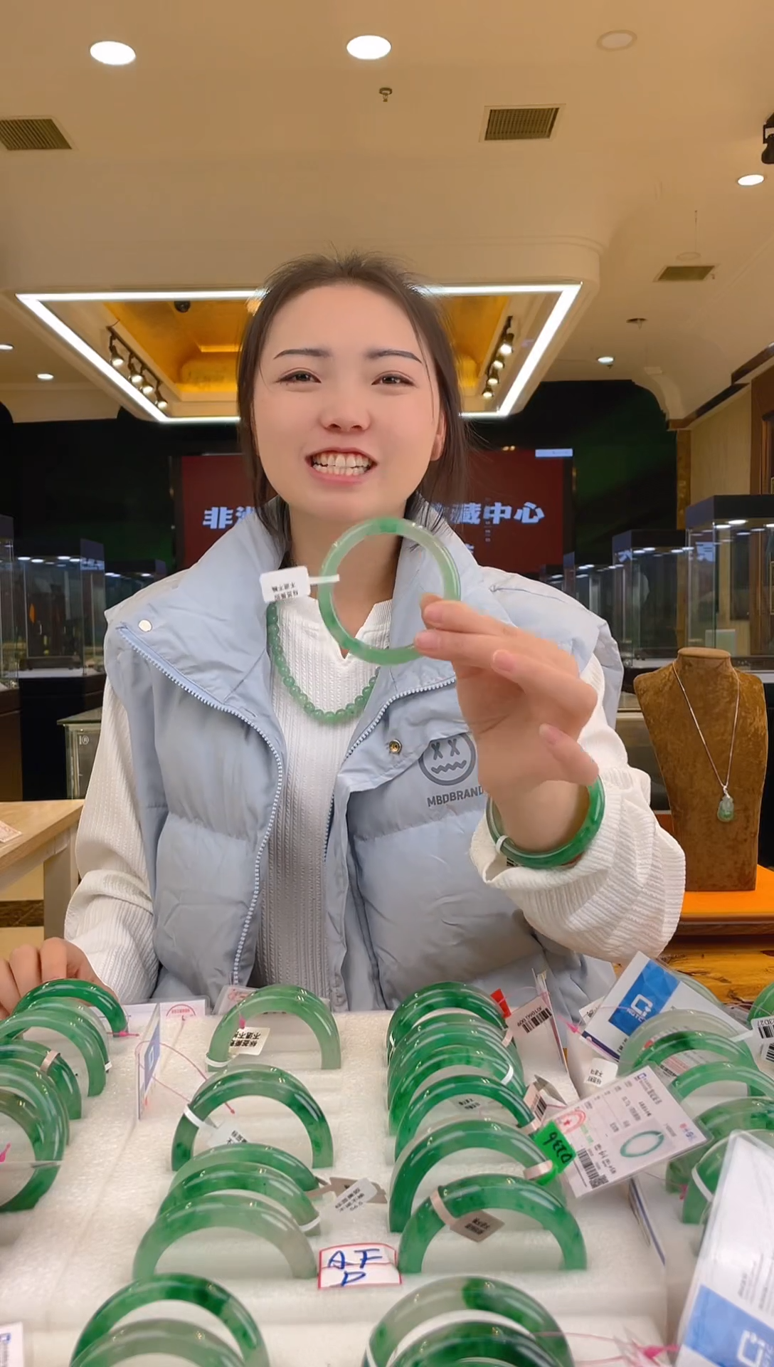 【闪购商品】石英质玉手镯未镶嵌冰飘花