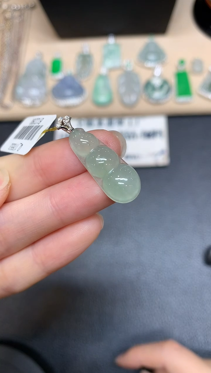 【闪购商品】翡翠颈饰18K金镶嵌福豆【无服务费多样性发其一