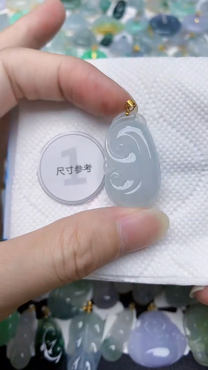 颈饰18K金镶嵌翡翠天然A货翡翠