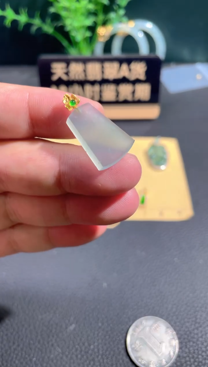 翡翠18K金镶嵌颈饰翡翠