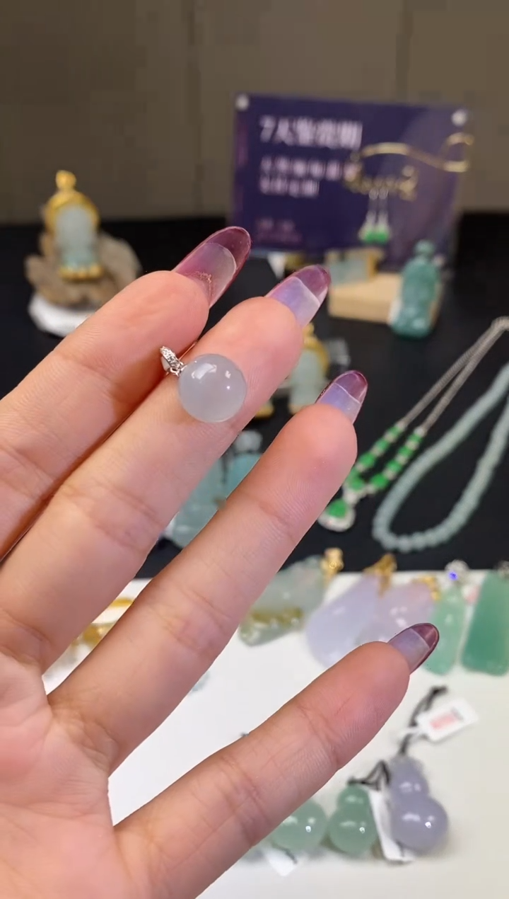 【闪购商品】翡翠吊坠(不含链)18K金镶嵌珠子