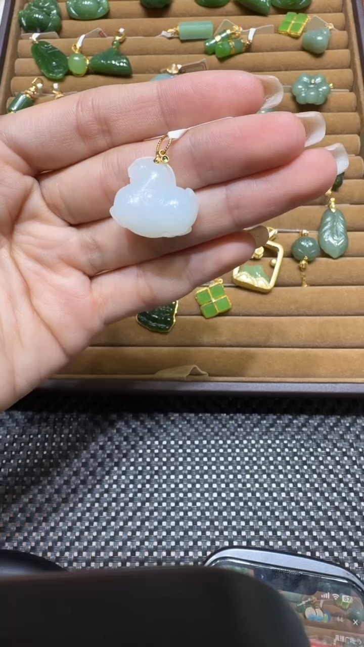 颈饰18K金镶嵌和田玉挂件