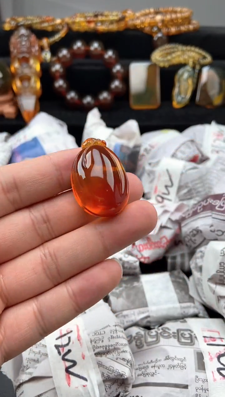 【闪购商品】未镶嵌琥珀颈饰棕血珀福贝吊坠