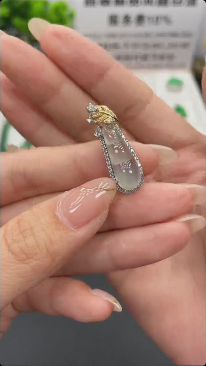 翡翠18K金镶嵌颈饰天然缅甸A货翡翠18k金镶嵌吊坠