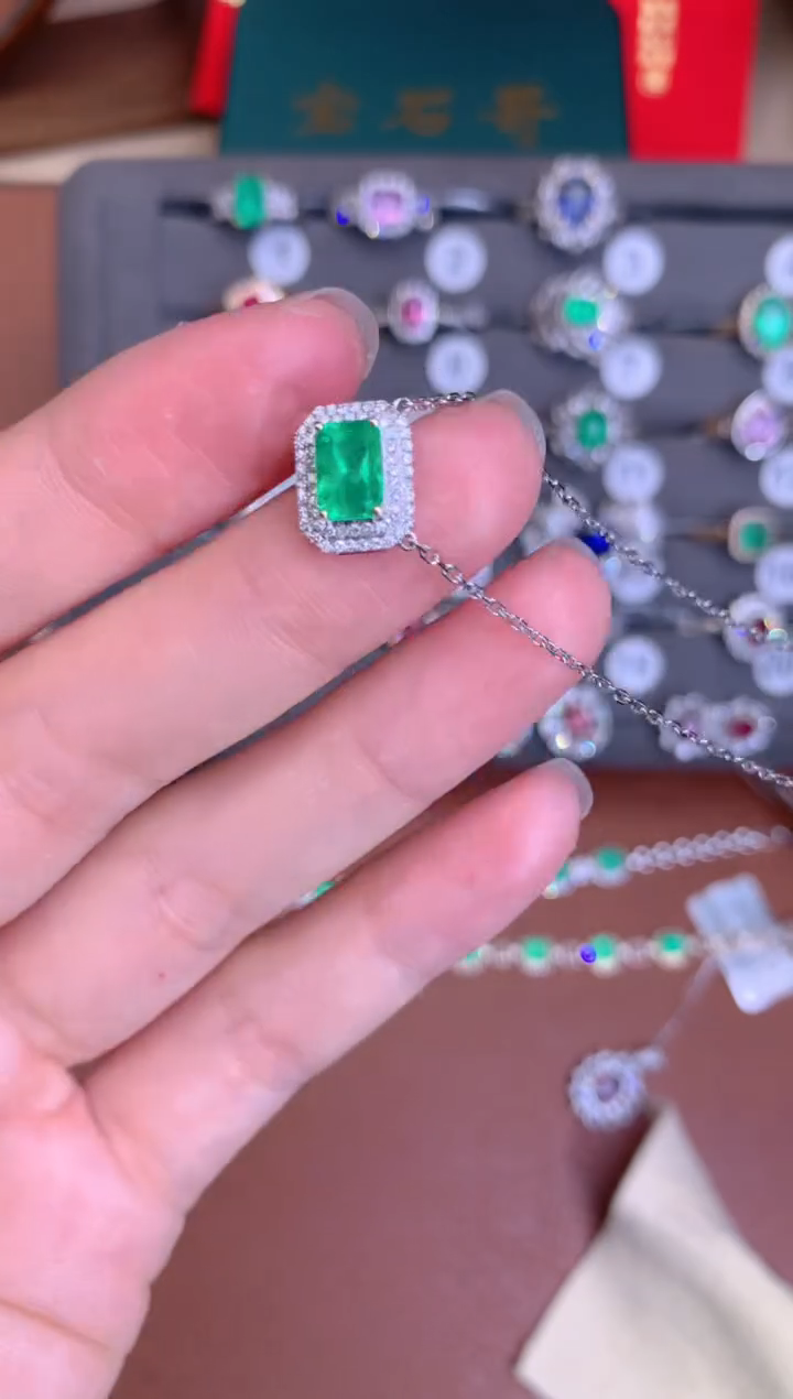 【闪购商品】祖母绿吊坠(不含链)18K金镶嵌1.0CT   哥伦比亚