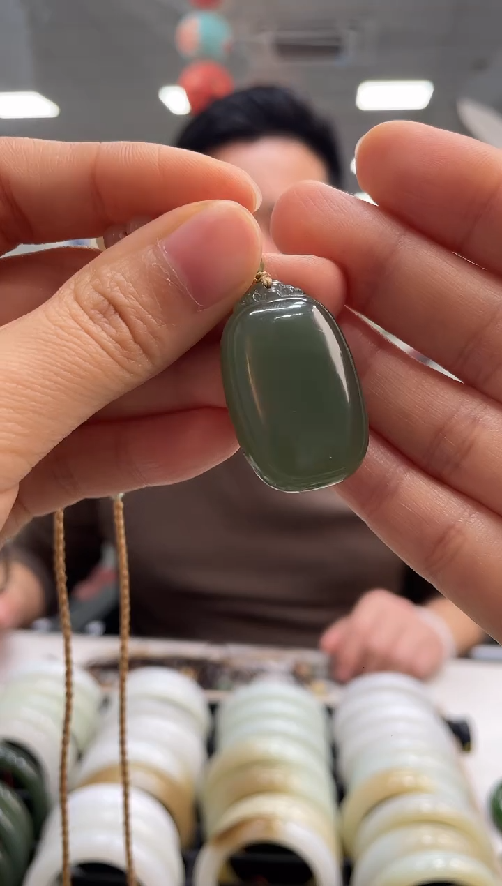 颈饰未镶嵌和田玉沙枣青无事牌吊坠随机发一件