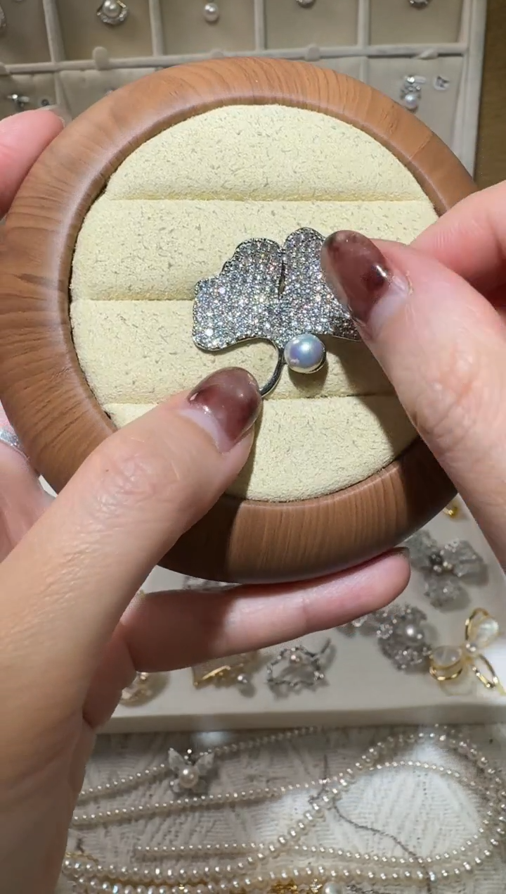 锆石铜合金胸针4