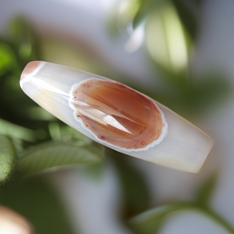 天然巴西玛瑙 尺寸：46*15红沙一眼 太阳花眼 背虎牙套线锁骨吊坠