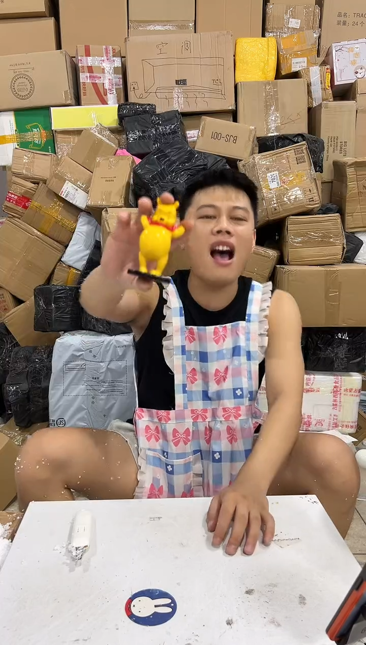 瓷片大肚子维尼小摆件
