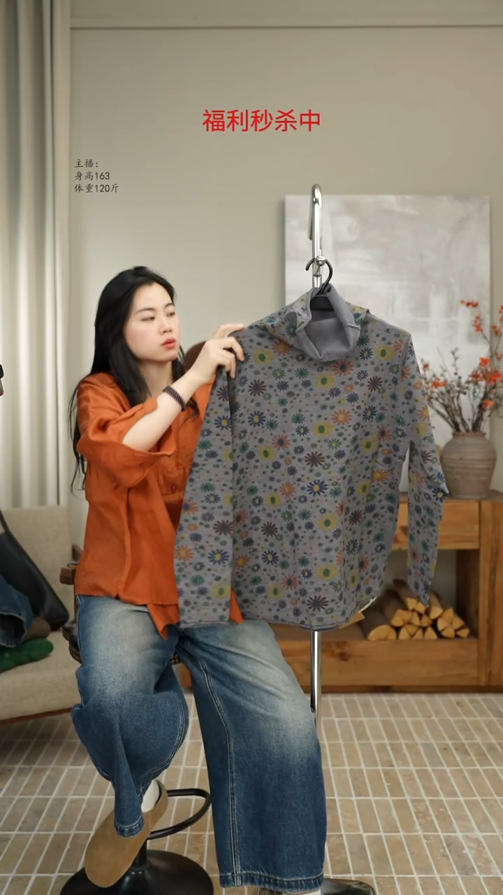 656灰高领针织印花上衣（140斤）