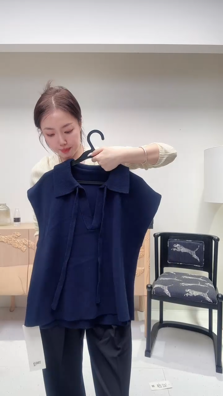 藏青色V领翻领羊毛马甲