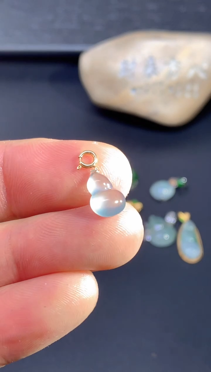 颈饰18K金镶嵌翡翠        