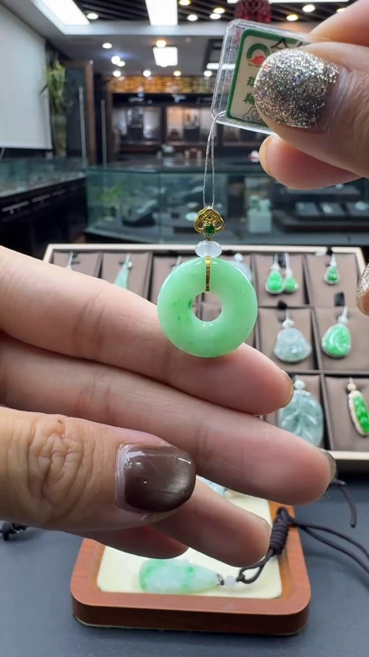 颈饰18K金镶嵌翡翠甜甜圈